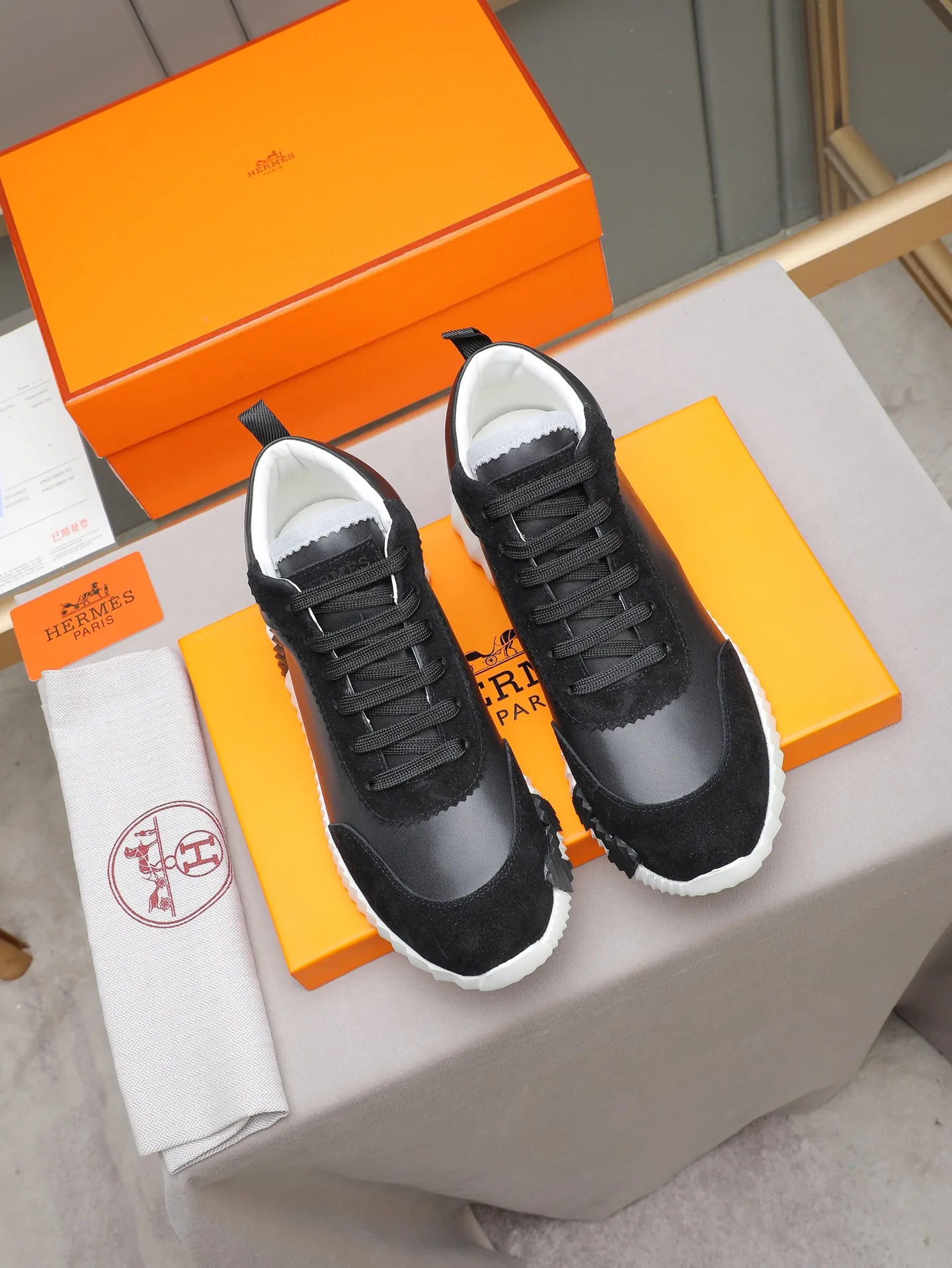 PPP460 (Hermes high-top men's shoes)🆕Men's sports shoes, decorated with textured calfskin details. Spliced ​​with original cowhide, this shoe draws inspiration from the equestrian world, integrating technical details and practical functions. Breathable sheep lining, original combination outsole, high-end quality, and every detail is perfectly combined! Size: 38-44 (45 can be customized)